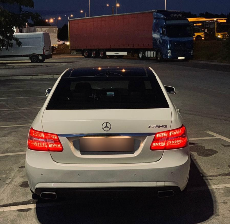 MERCEDES E 220 — photo 3